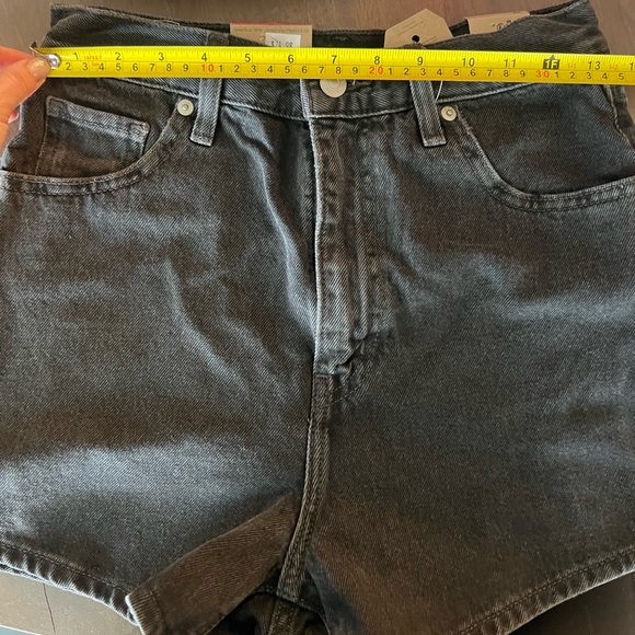 Levi’s women’s shorts - high waisted mom shorts - Picture 9 of 11